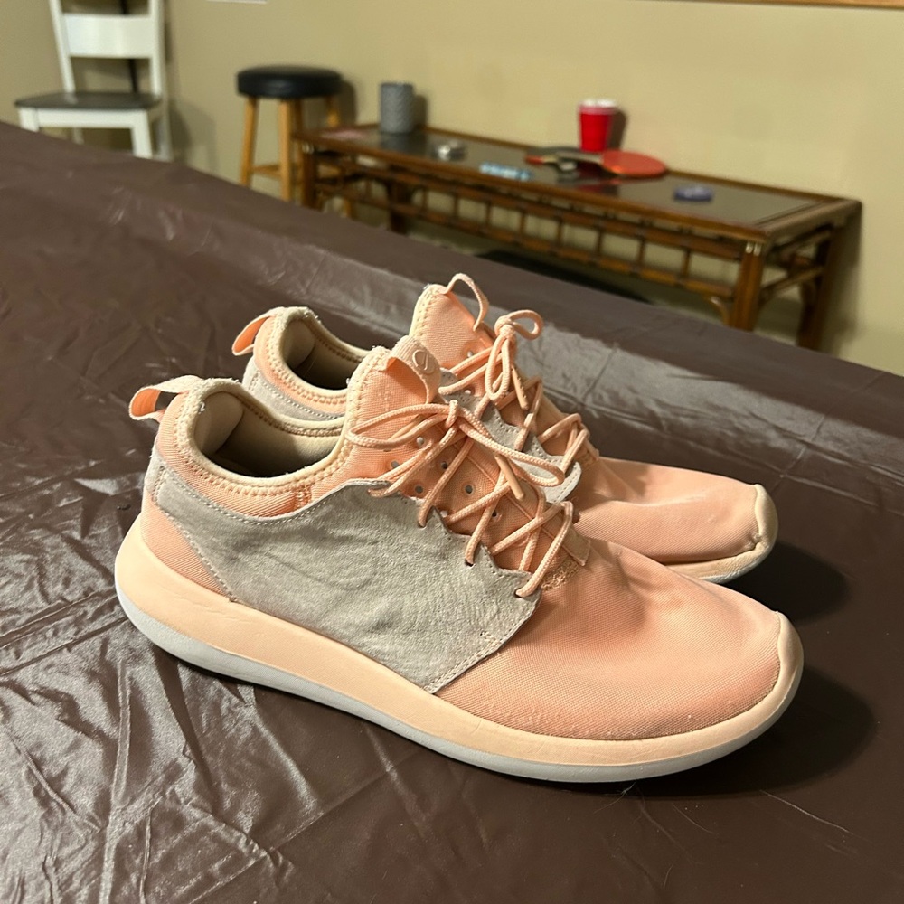 Nike Roshe One Men's Peach and Beige Sneakers